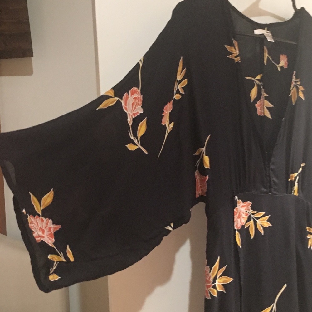 Black rose mini dress with bell sleeves ✌️